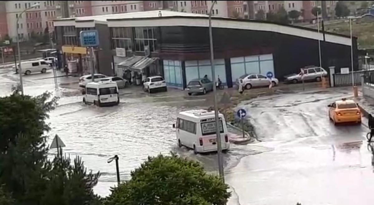Afyonkarahisar\'da sağanak yağmur yolları göle çevirdi