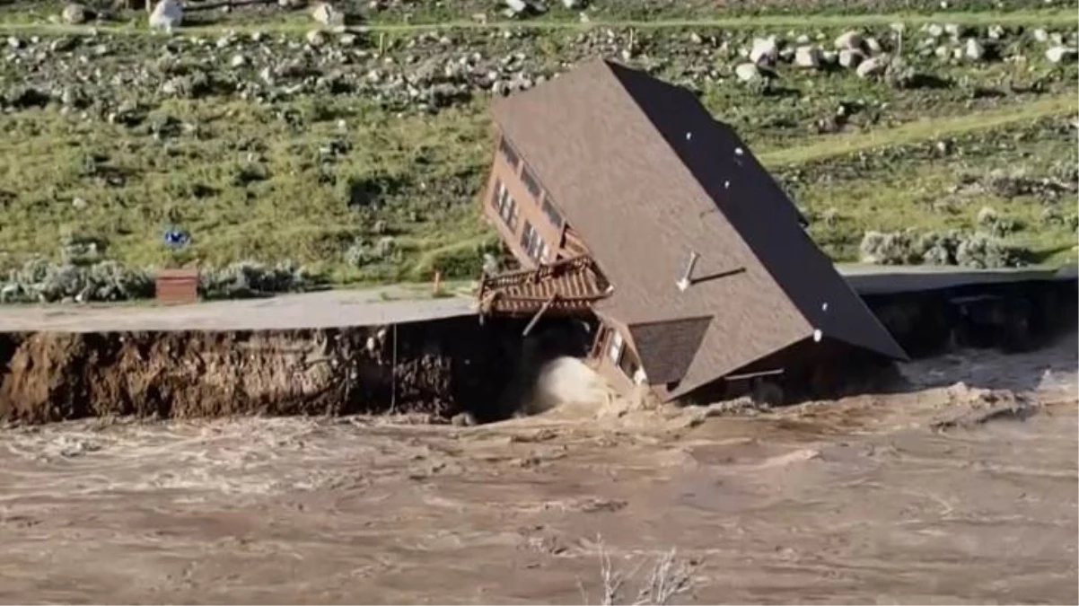ABD\'de rekor seviyedeki yağışa dayanamayan ev nehre kapıldı! Bölge sular altında kaldı