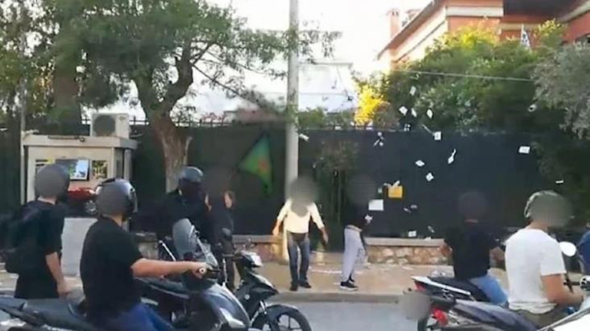 Yunan polisi izlemekle yetindi! Türkiye karşıtı sloganlar atan grup konsolosluk önünde eylem yaptı