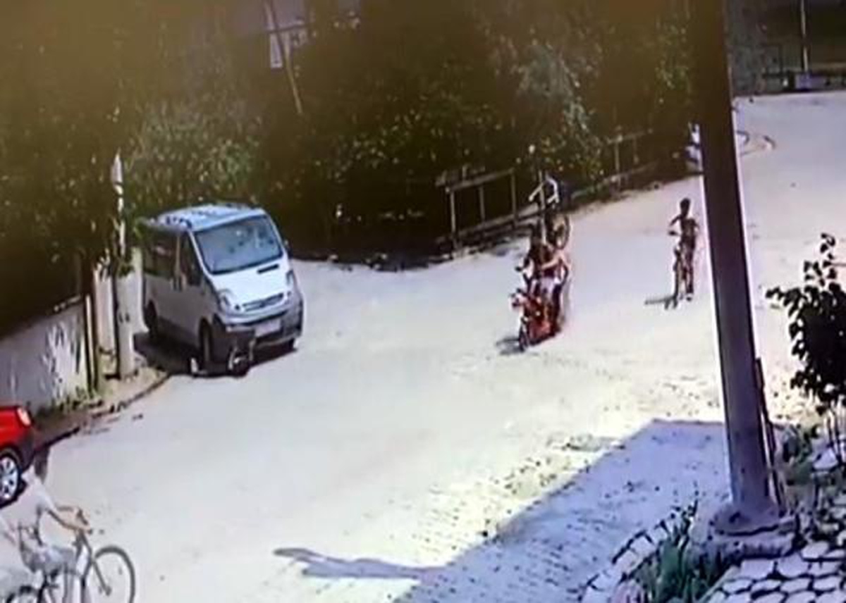 Batuhan\'ın minibüsün altında kaldığı kaza kamerada