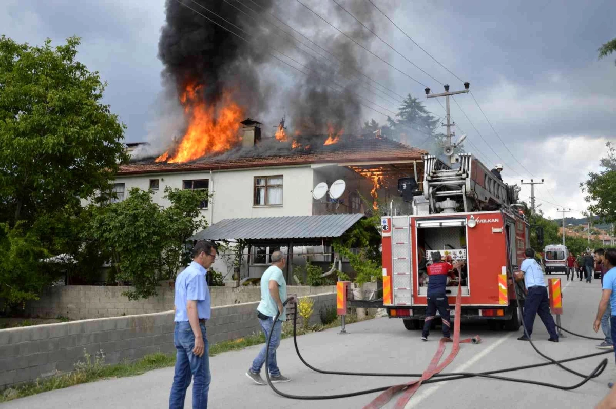 Burdur\'da evin çatısını saran alevler paniğe neden oldu