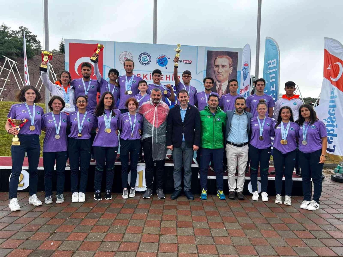 Bursa Büyükşehir Belediyespor Kulübü Kanocuları, Eskişehir\'den 4 kupa, 36 madalyayla döndü