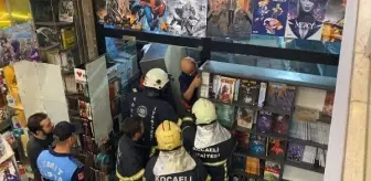 Çalıştığı kitapçıda devrilen rafların arasında mahsur kaldı