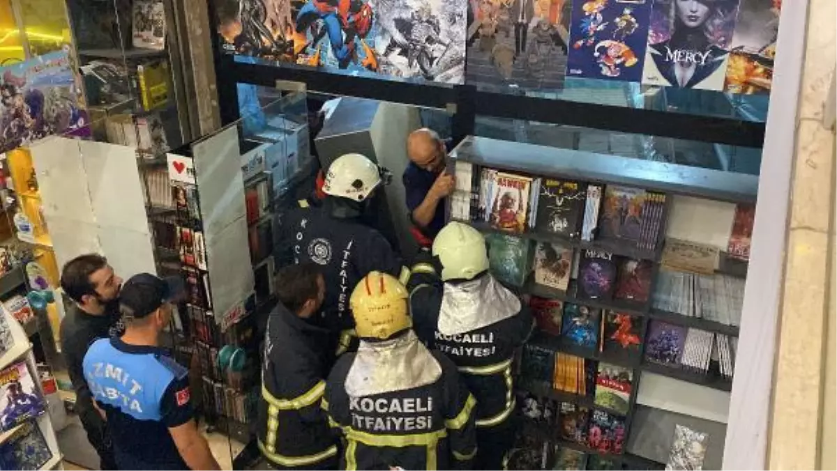 Çalıştığı kitapçıda devrilen rafların arasında mahsur kaldı