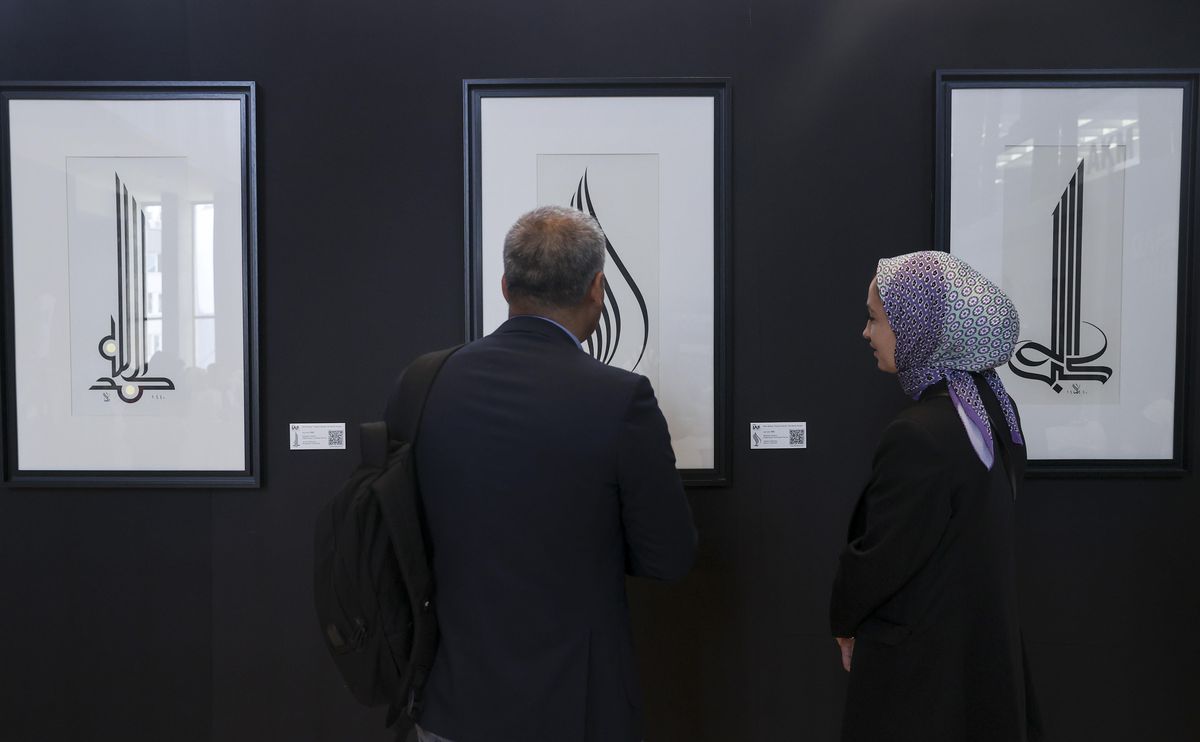 'Çizginin Ahengi' sergisi AKM'de sanatseverlerle buluştu