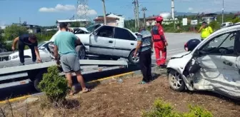 Dalaman'da otomobiller çarpıştı: 2'si çocuk, 4 yaralı