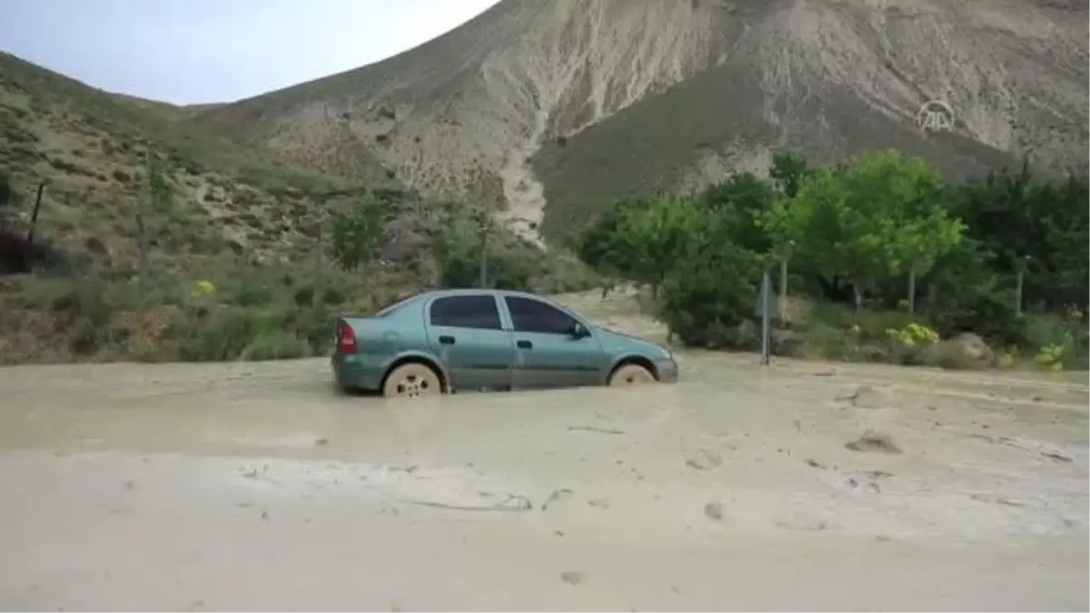 Darende ilçesinde sağanak su taşkınına yol açtı