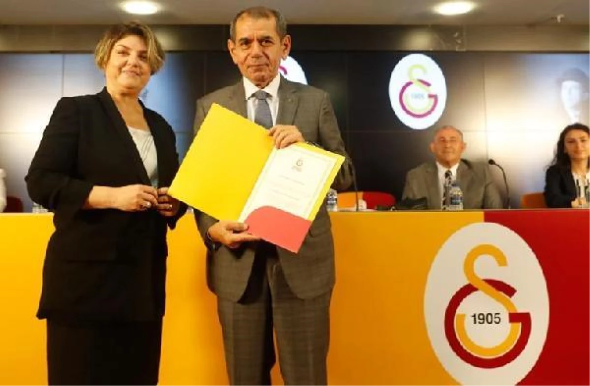 Galatasaray\'da başkan Dursun Özbek ve yönetimi mazbatalarını aldı