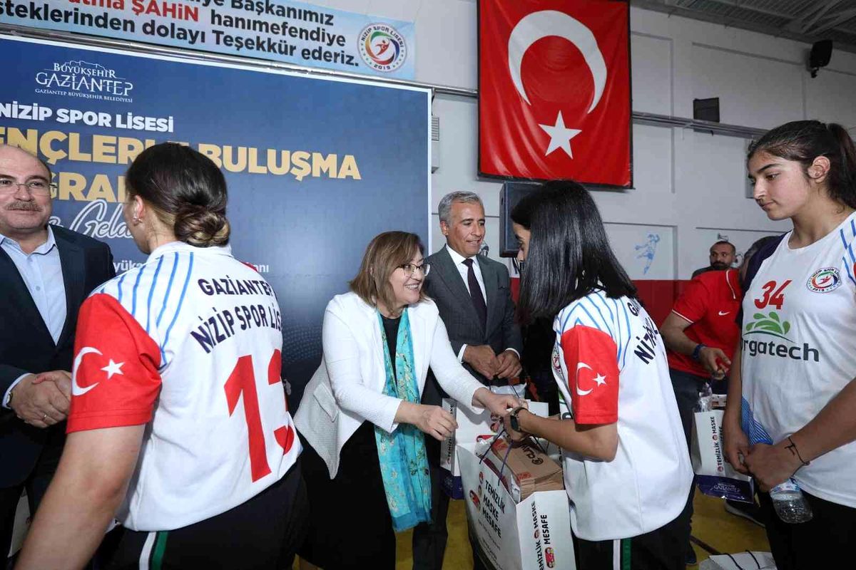 Gaziantep Büyükşehir Belediyesinden Nizip Spor Lisesi öğrencilerine malzeme desteği