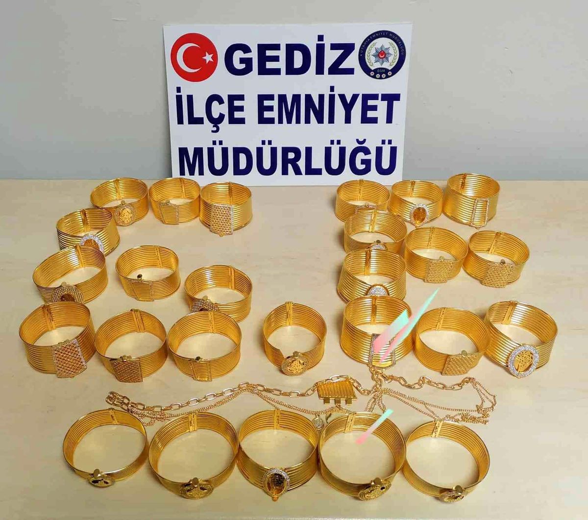 Gediz'de kuyumcuları dolandırmaya çalışan 2 şahıs yakalandı