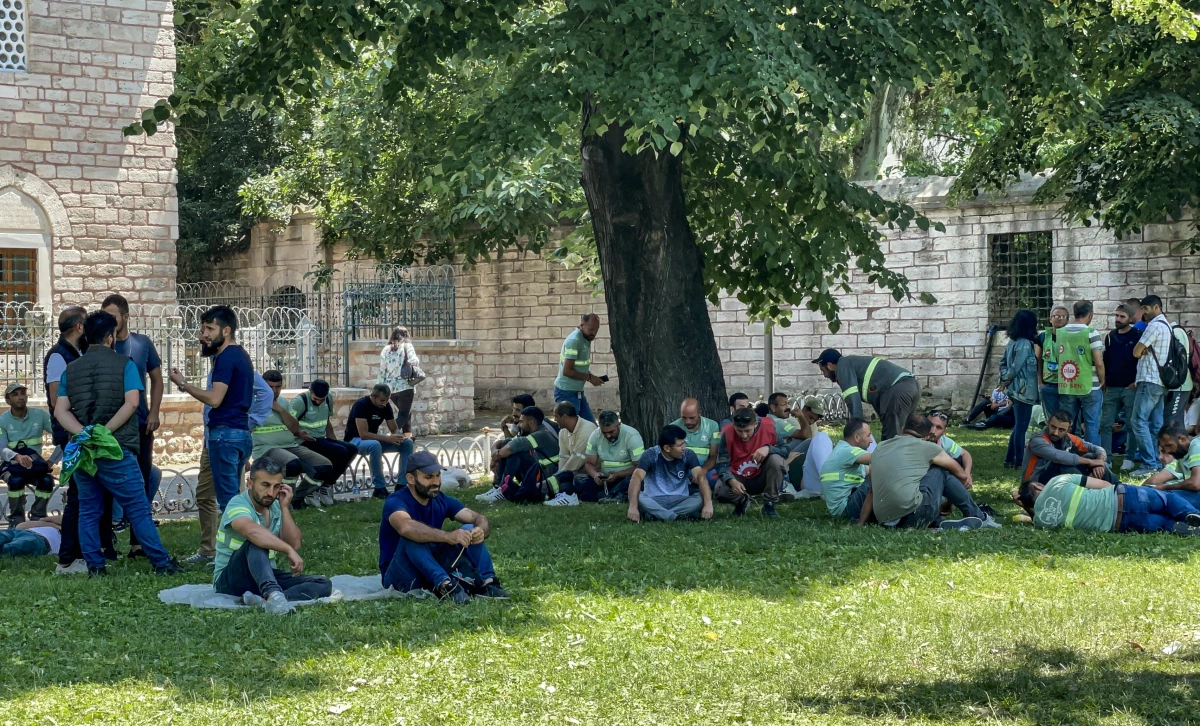 İBB\'ye bağlı Ağaç AŞ\'de işten çıkartılan işçilerin belediye karşısında bekleyişi sürüyor