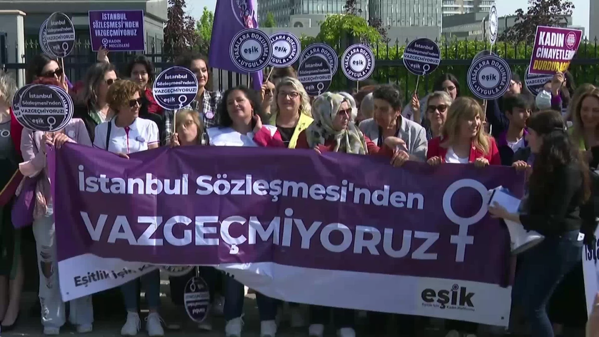 İstanbul Sözleşmesi Davası Danıştay\'da.. Kadınlar Danıştay\'ın Önünden Seslendi: "Kadın Düşmanları Gidecek İstanbul Sözleşmesi Kalacak"