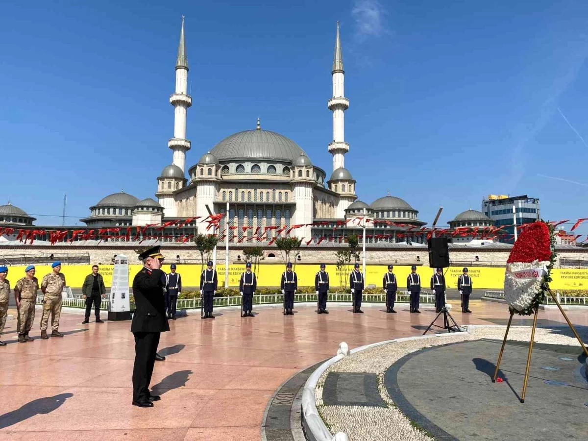 Jandarmanın 183\'üncü kuruluş yılında Taksim Cumhuriyet Anıtı\'na çelenk bırakıldı