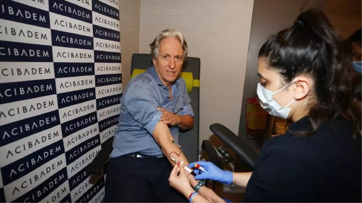 Teknik direktör Jorge Jesus\'un sağlık kontrolünde kan alan hemşirenin bilekliği sosyal medyada gündem oldu