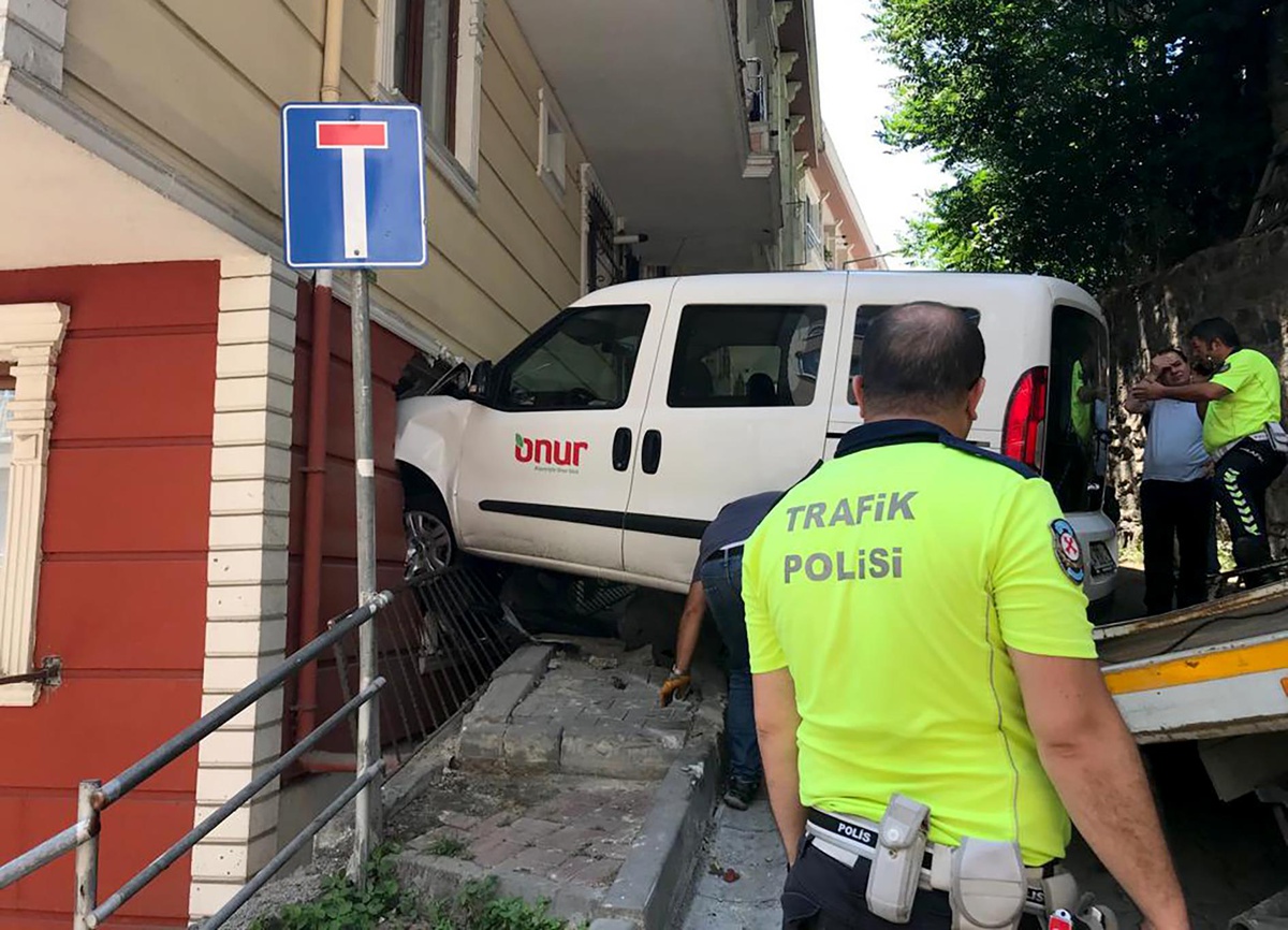 Kağıthane\'de hafif ticari aracın eve çarpması sonucu 3 çocuk yaralandı