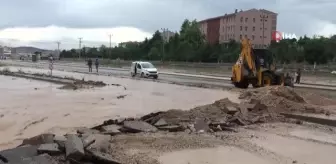Karaman'da selin şehir merkezine ulaşmasını ekipler önledi