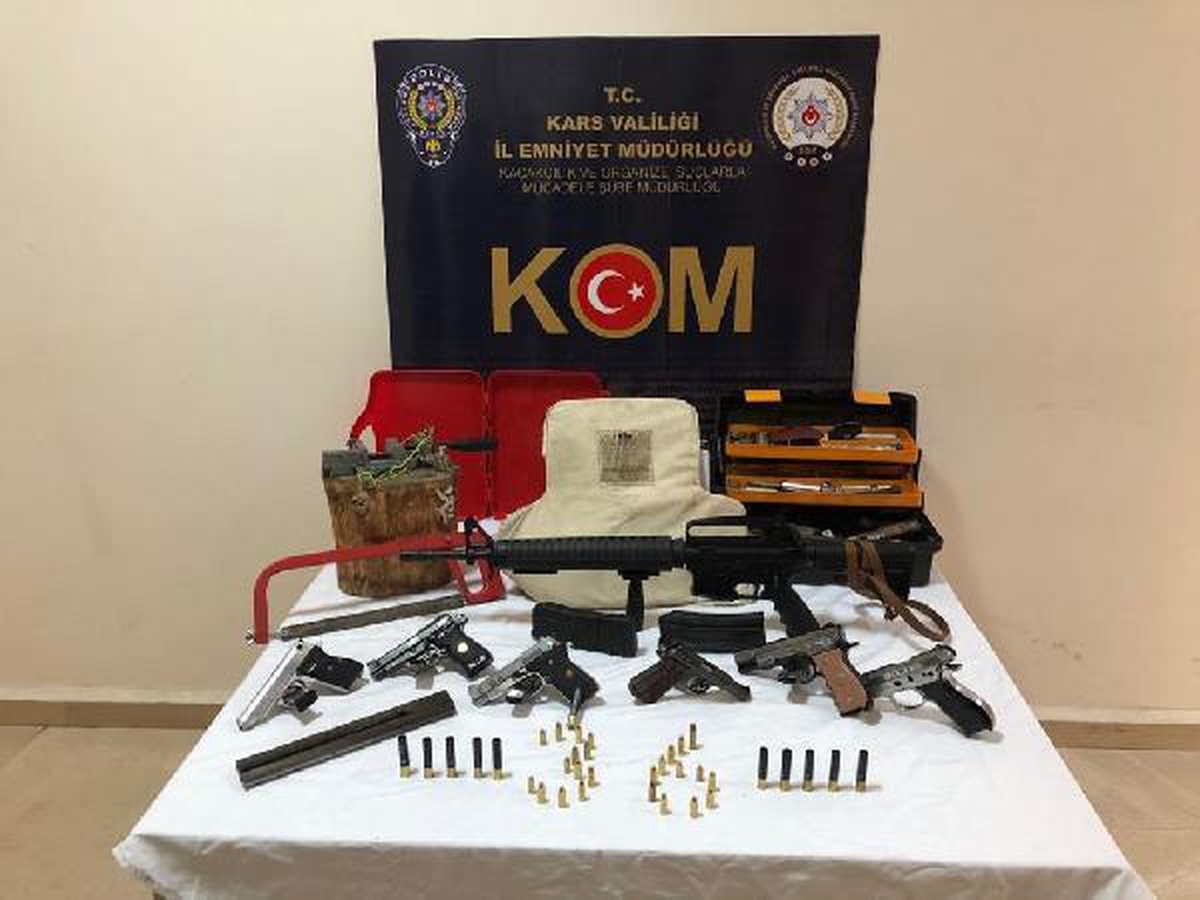 Kars\'ta silah kaçakçılarına operasyon: 2 gözaltı