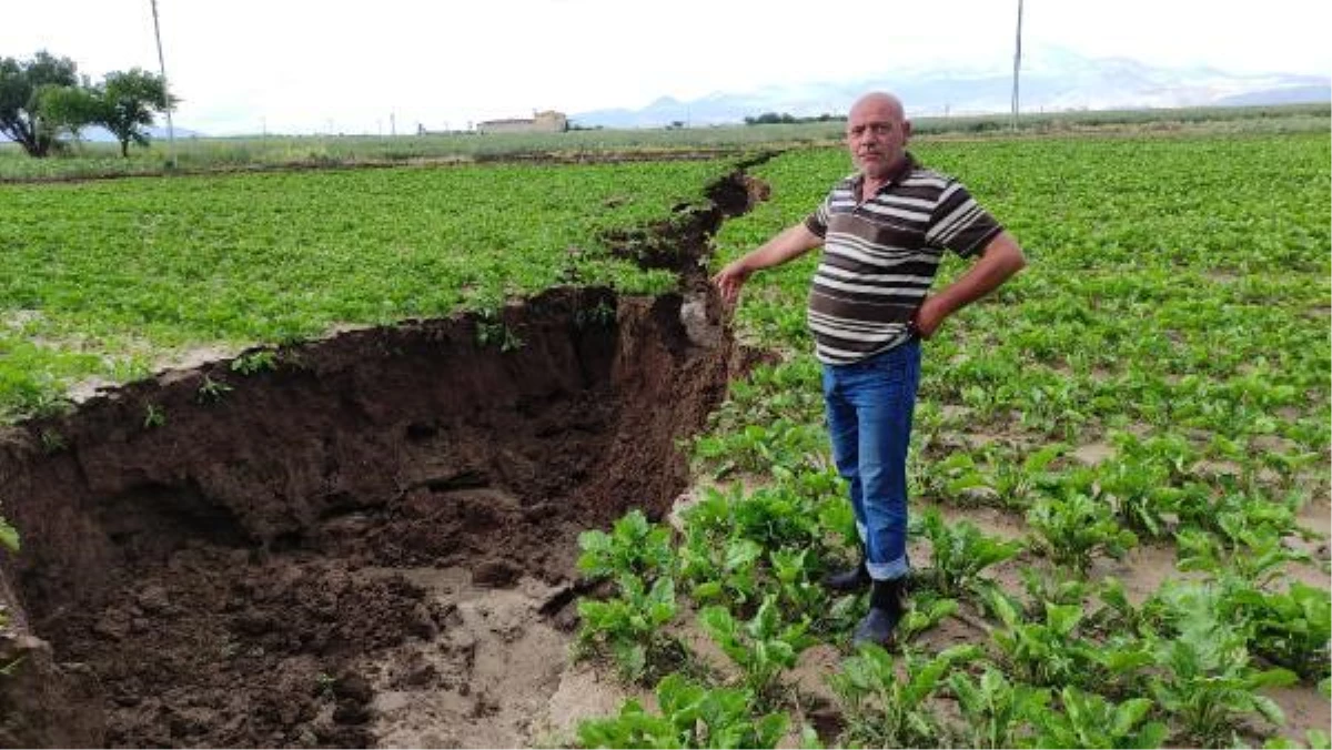 Kayseri\'de 2 gündür devam eden yağış, ekili arazide 3 metre derinliğinde yarık oluşturdu