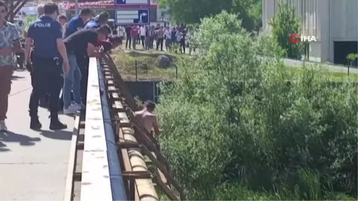 Korku dolu bakışlar arasında kendini köprüden aşağıya bıraktı