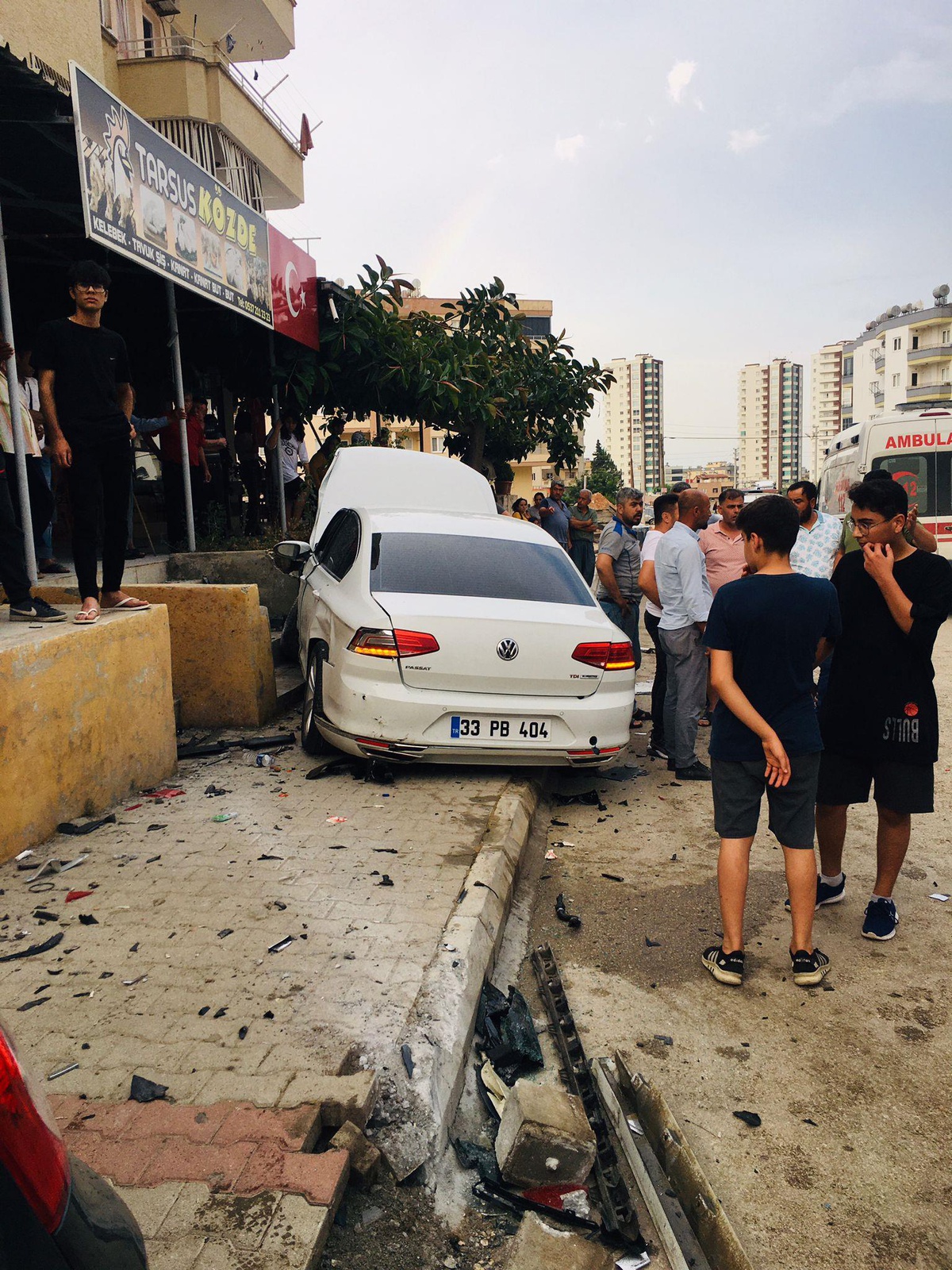 Mersin\'de iki otomobil çarpıştı, 3 kişi yaralandı