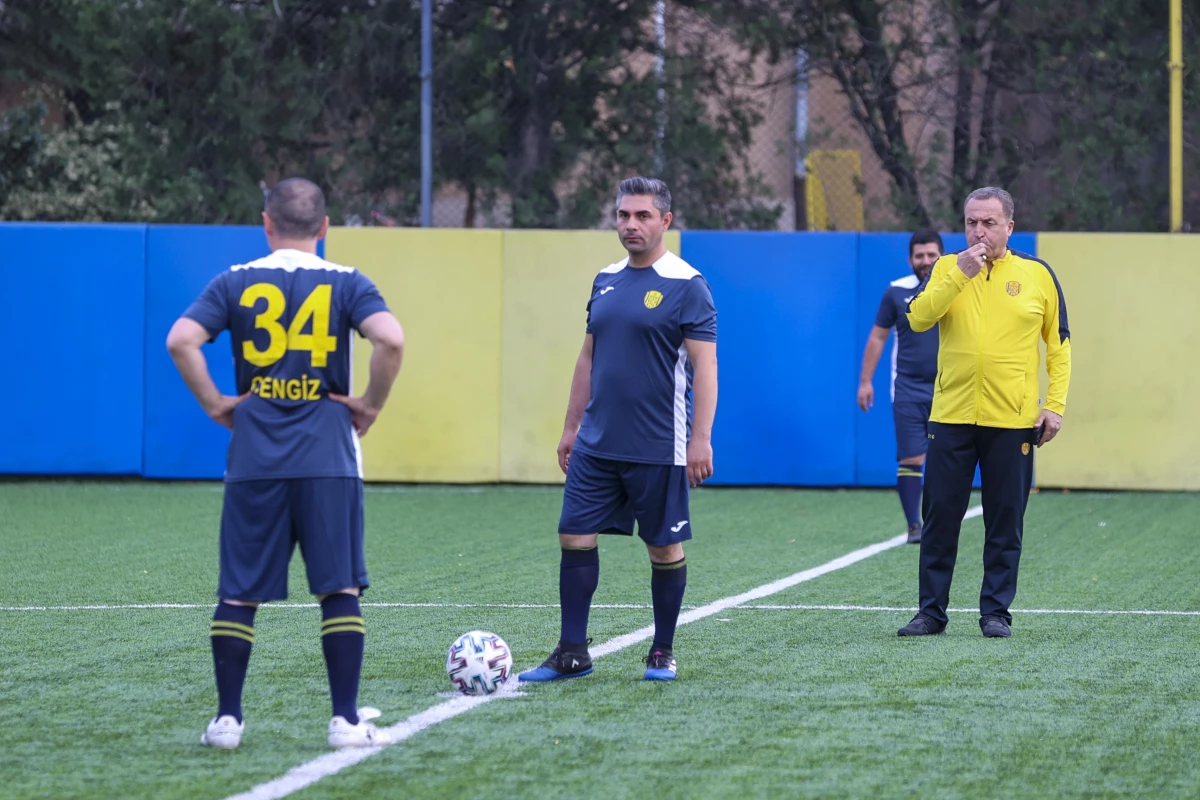 MKE Ankaragücü\'nün yöneticileri, eski futbolcularla birliktelik maçı yaptı