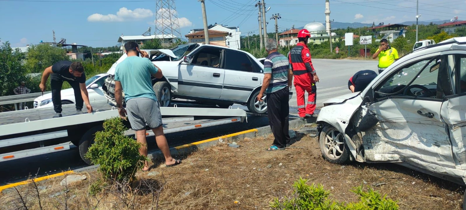 Muğla\'da iki otomobilin karıştığı kazada 4 kişi yaralandı