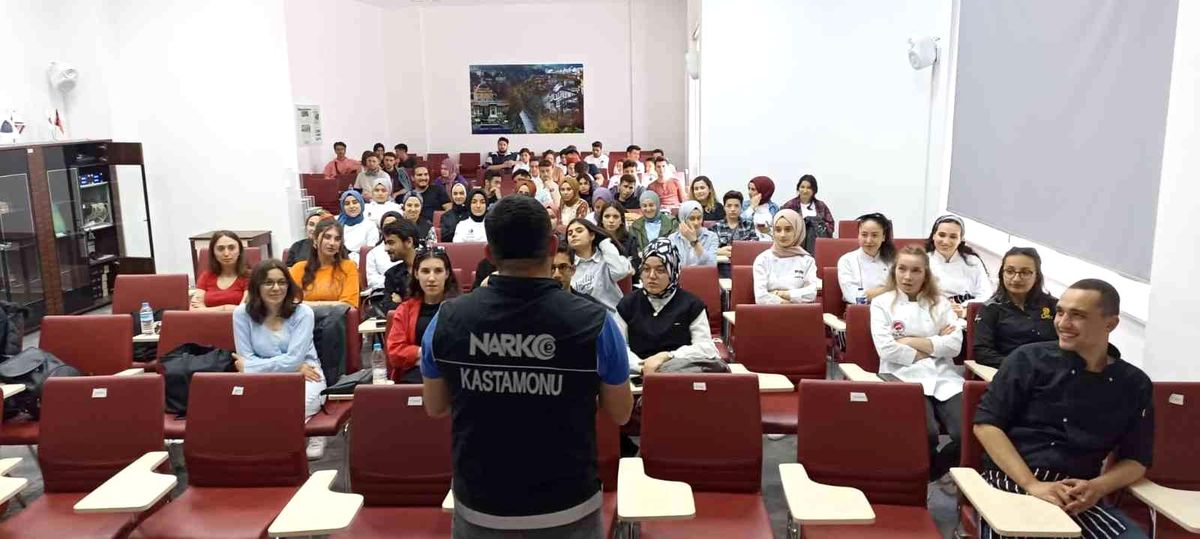 Narkotik ekiplerinden 267 kişiye eğitim