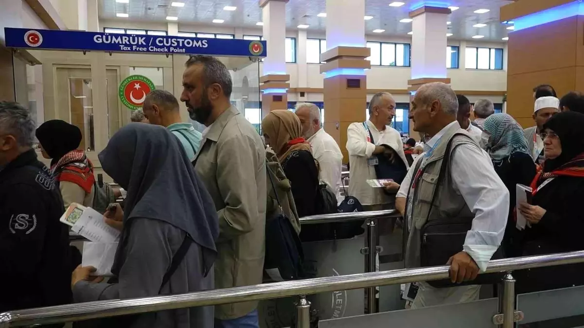 Pandemi yasaklarının ardından Trabzon\'dan ilk hacı kafilesi dualarla uğurlandı