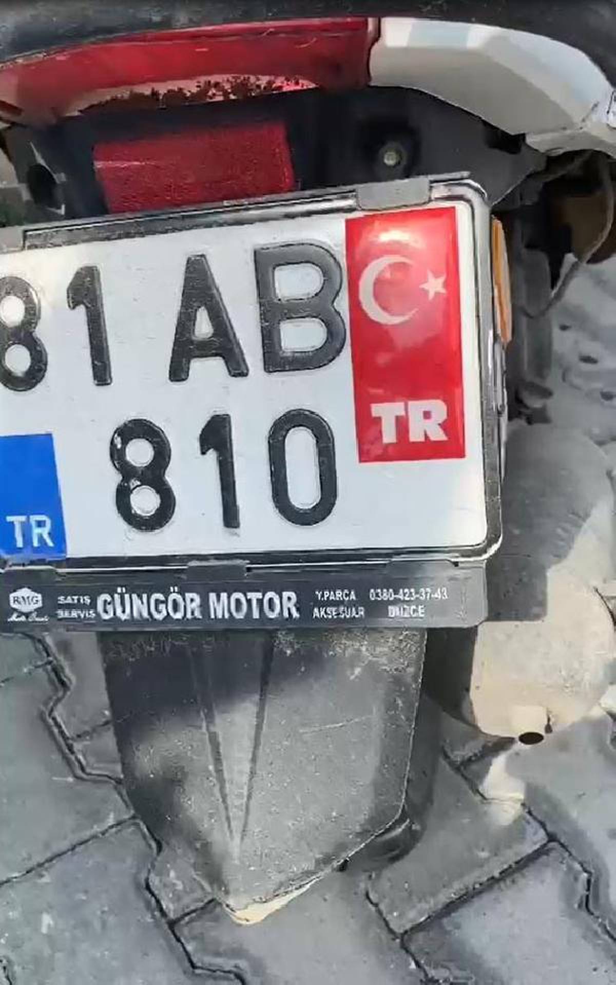 Plakasını Türk bayrağı etiketiyle kapatan motosikletliye para cezası