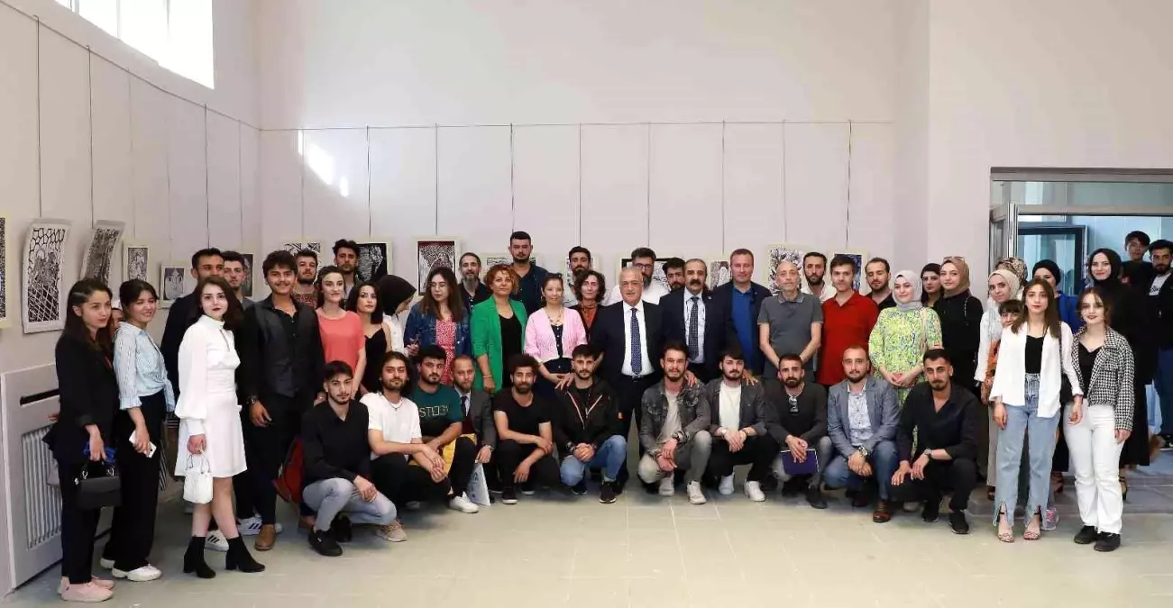 Resim bölümü öğrencileri eserlerini sergiledi