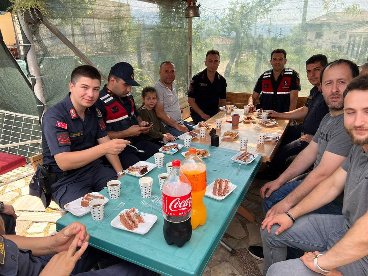 Sakarya\'da kavga ihbarına giden jandarmaya pastalı sürpriz