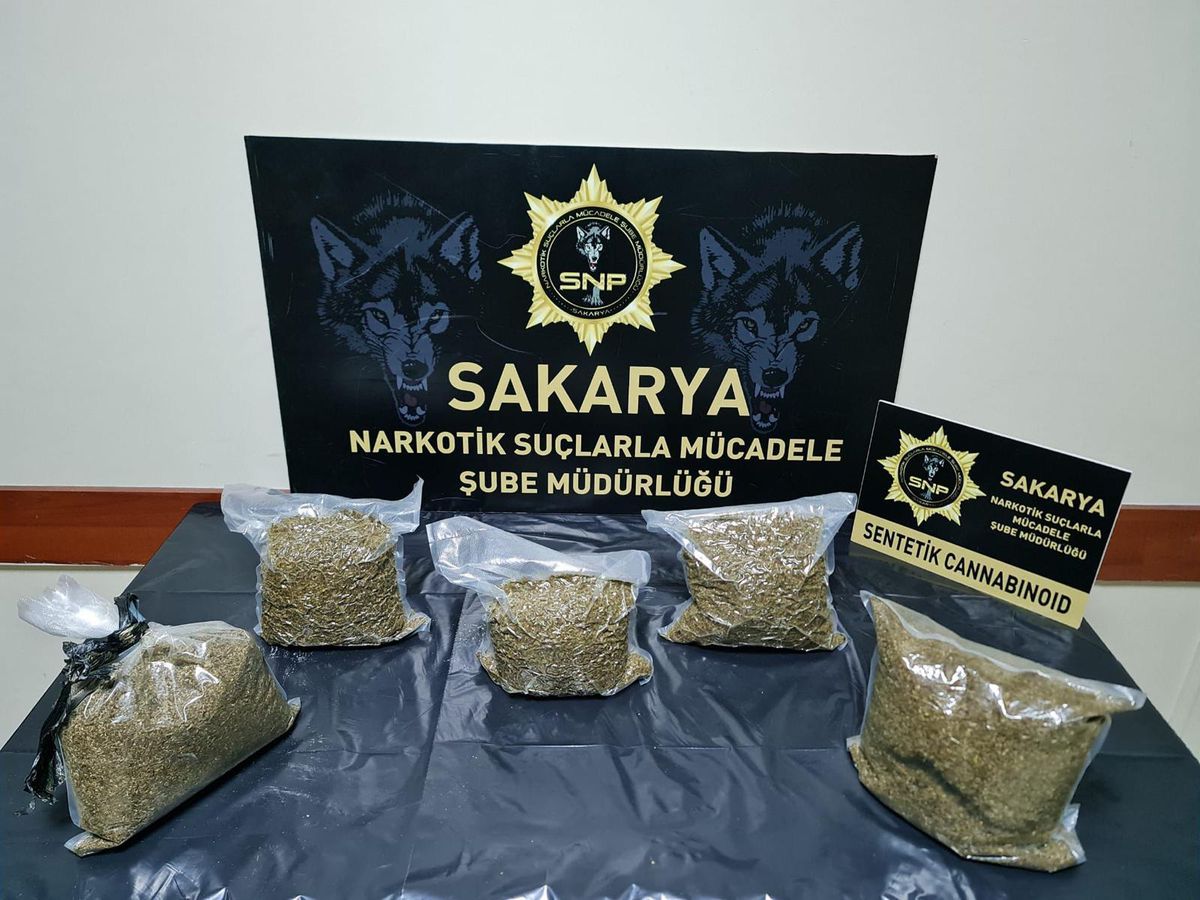 Sakarya\'da uyuşturucu operasyonlarında yakalanan 5 zanlıdan 2\'si tutuklandı