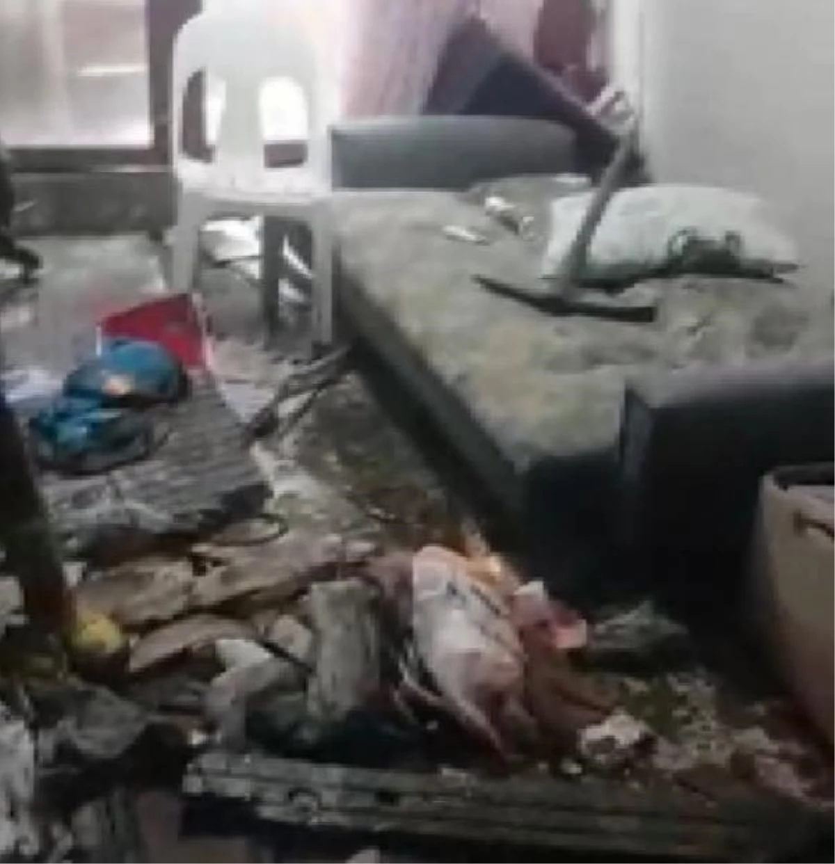 Şişli'de atık su basan daire balçık içinde kaldı