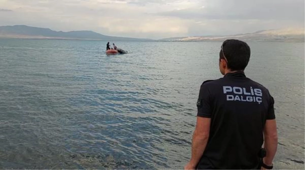 Şişme botuyla açıldığı Erçek Gölü\'nde mahsur kaldı; deniz polisi kurtardı