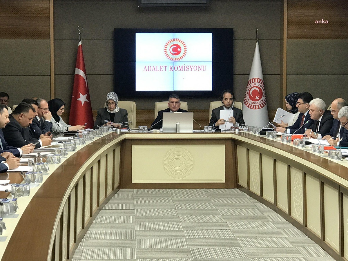 "Sosyal Medya" Yasasının İlk 15 Maddesi, TBMM Adalet Komisyonu\'nda Kabul Edildi