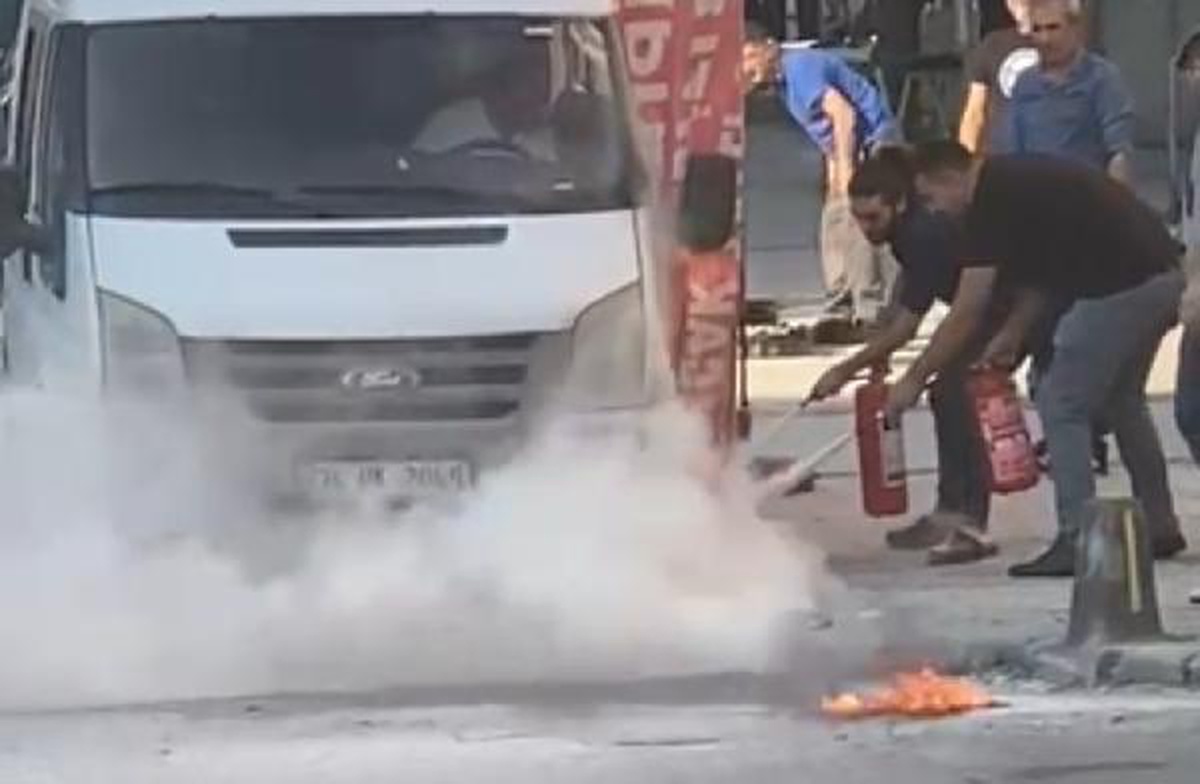Sultangazi\'de yer altı kabloları alev aldı, minibüs yanmaktan son anda kurtarıldı
