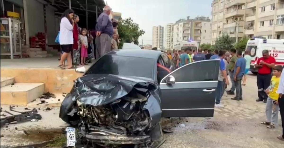 Tarsus\'ta iki otomobil çarpıştı: 3 yaralı