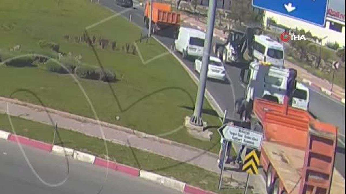 Tır, önüne aldığı otomobili böyle sürükledi