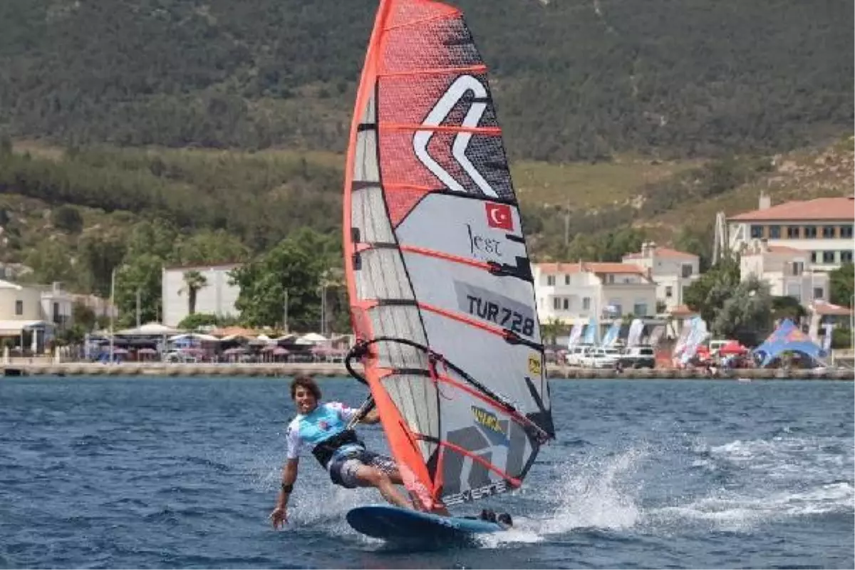 Türkiye Windsurf Slalom Ligi Foça\'dan start aldı