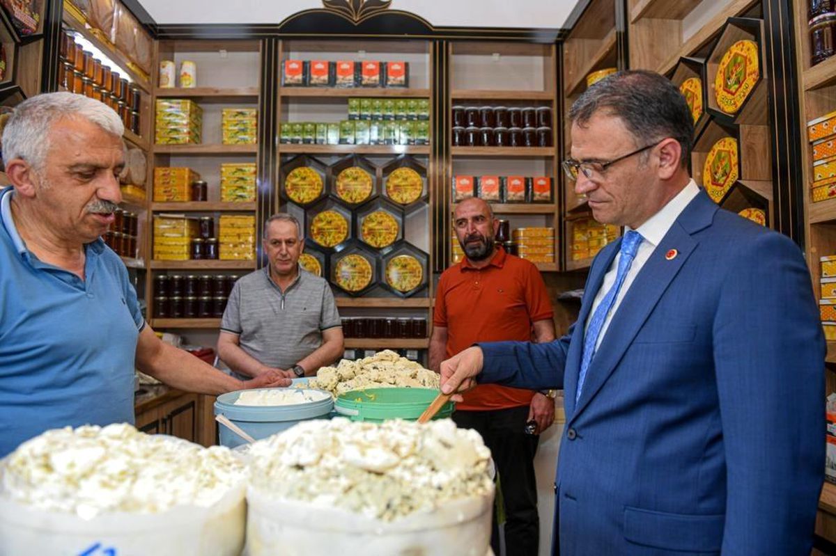 Vali Dr. Ozan Balcı, peynirciler çarşısını ziyaret etti