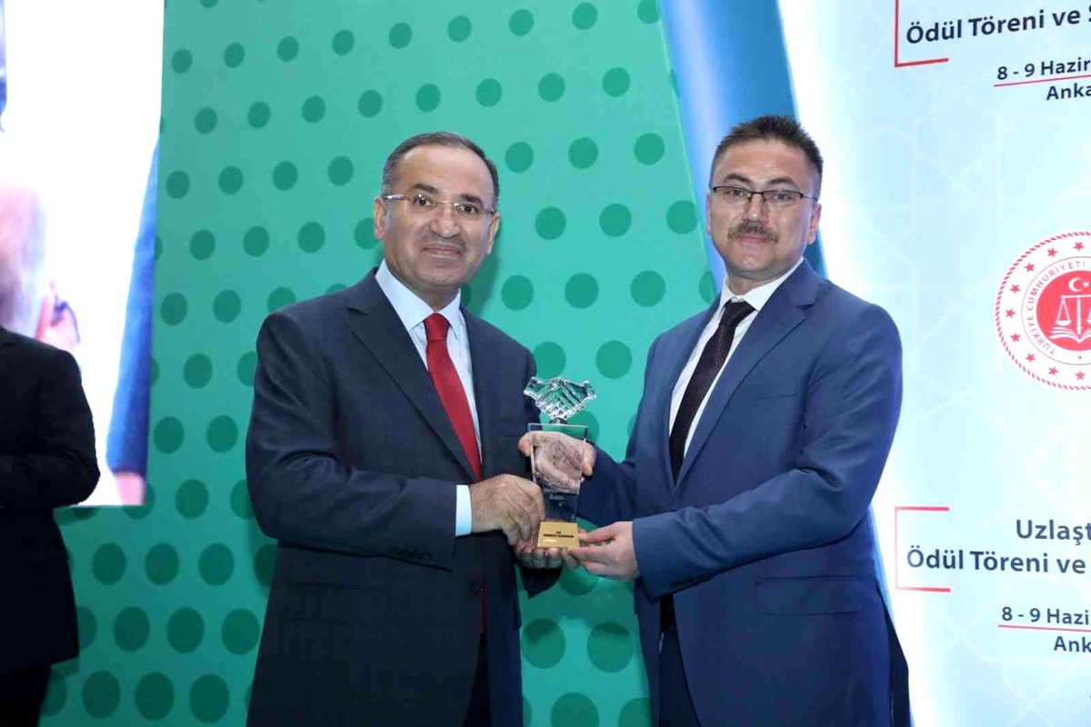 Van Cumhuriyet Başsavcısı Dönmez\'e ikinci kez \'uzlaştırma\' ödülü verildi