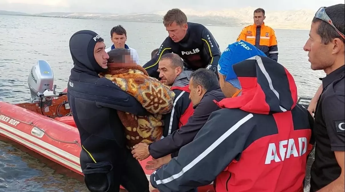 Şişme botla açıldığı Erçek Gölü\'nde mahsur kalınca polis tarafından kurtarıldı