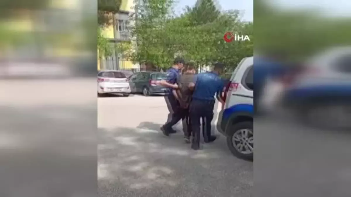 Yakalanan şüpheli kaçmak için bekçilere tekme attı