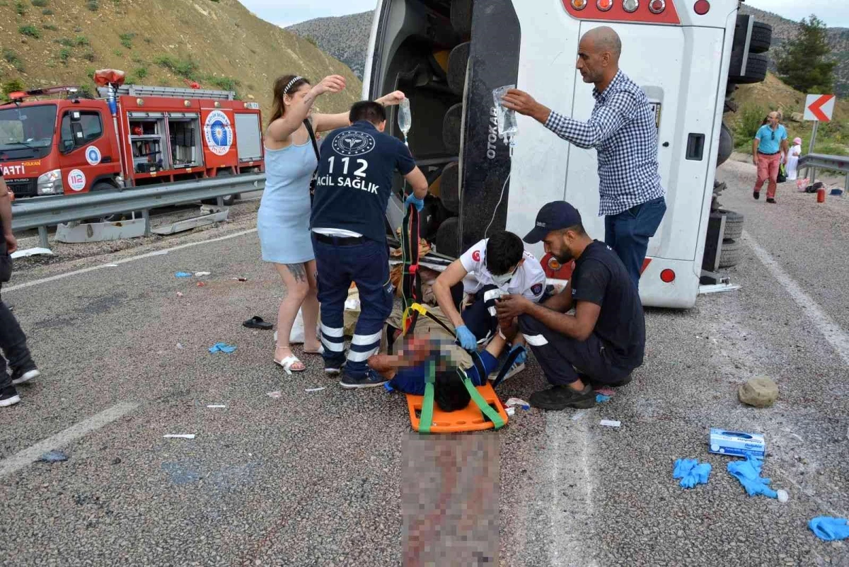Tur midibüsü devrildi, 1 kişi öldü, 19 kişi yaralandı
