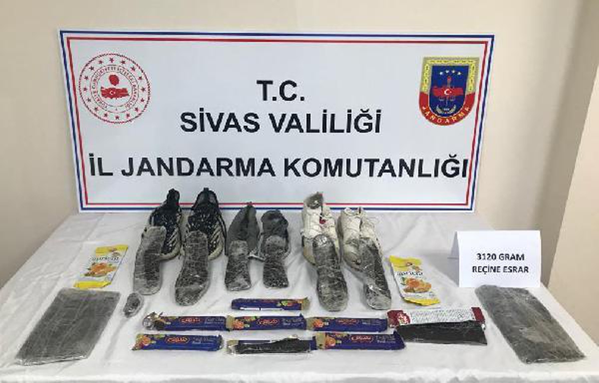 Yolcu otobüsünde 3 kilo uyuşturucuyu \'Resim\' buldu