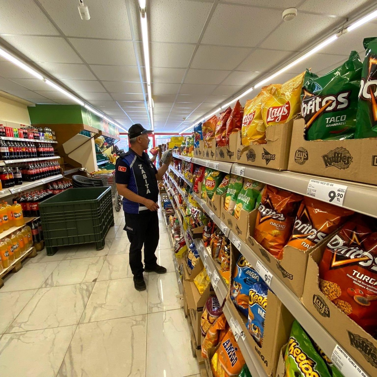 Zabıta ekipleri marketleri denetledi