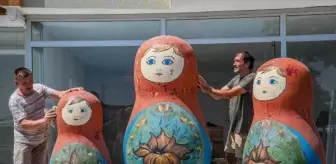 2 Rus sanatçı, zarar verilen matruşka bebekleri onarıyor