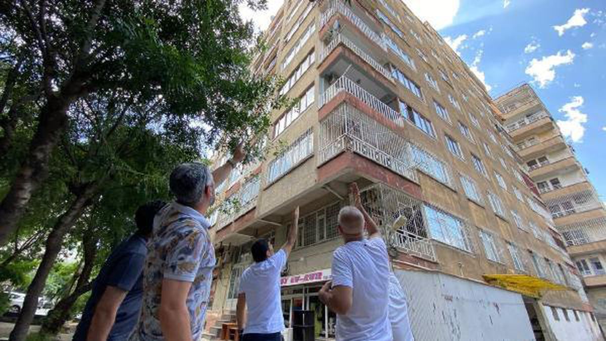 40 yıllık binadan beton parçaları düştü, 2 kişi yaralandı