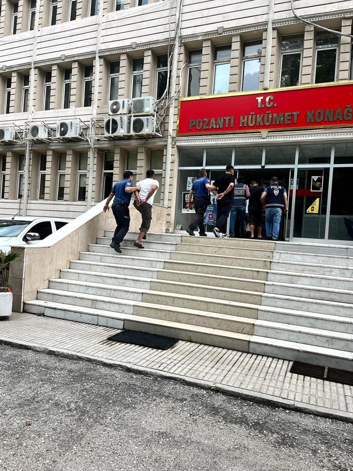 Adana\'da araçlardan hırsızlık yapan 4 kişi tutuklandı