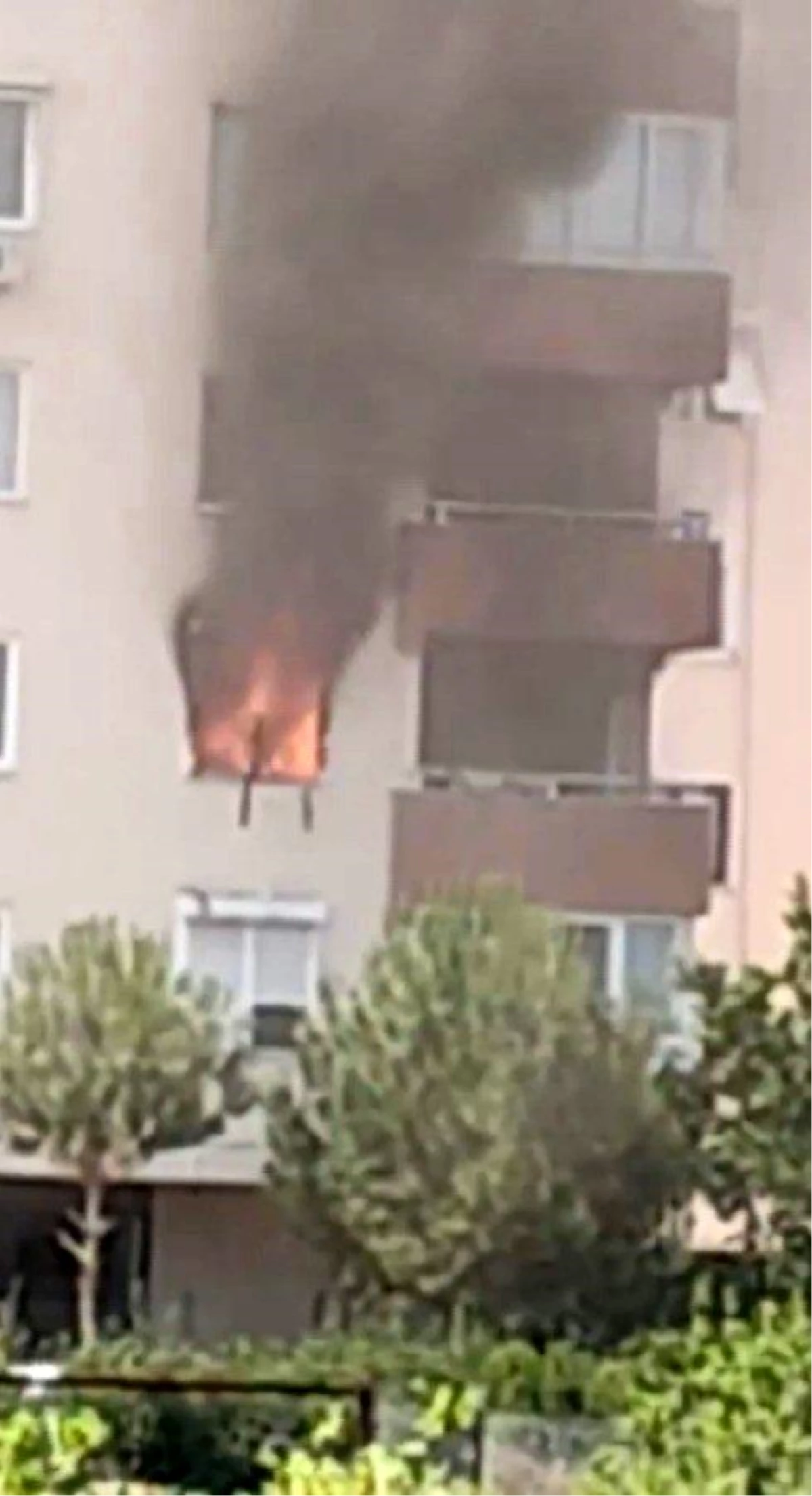 11 katlı apartmanda yangın çıktı, binadaki vatandaşlar tahliye edildi